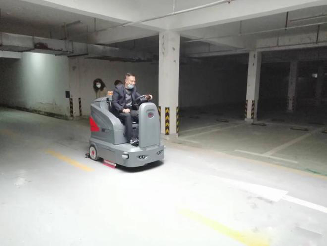 潼南小区物业保洁不用人力改用驾驶式洗地机了